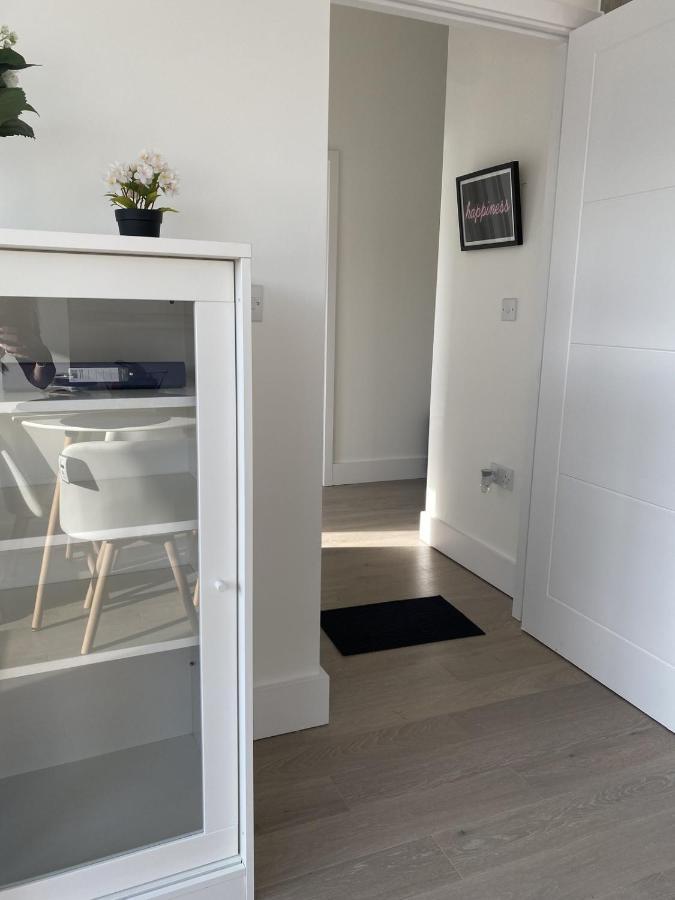 Central Location, Parking, Wi-Fi, Modern Apartment Милтън Кейнс Екстериор снимка
