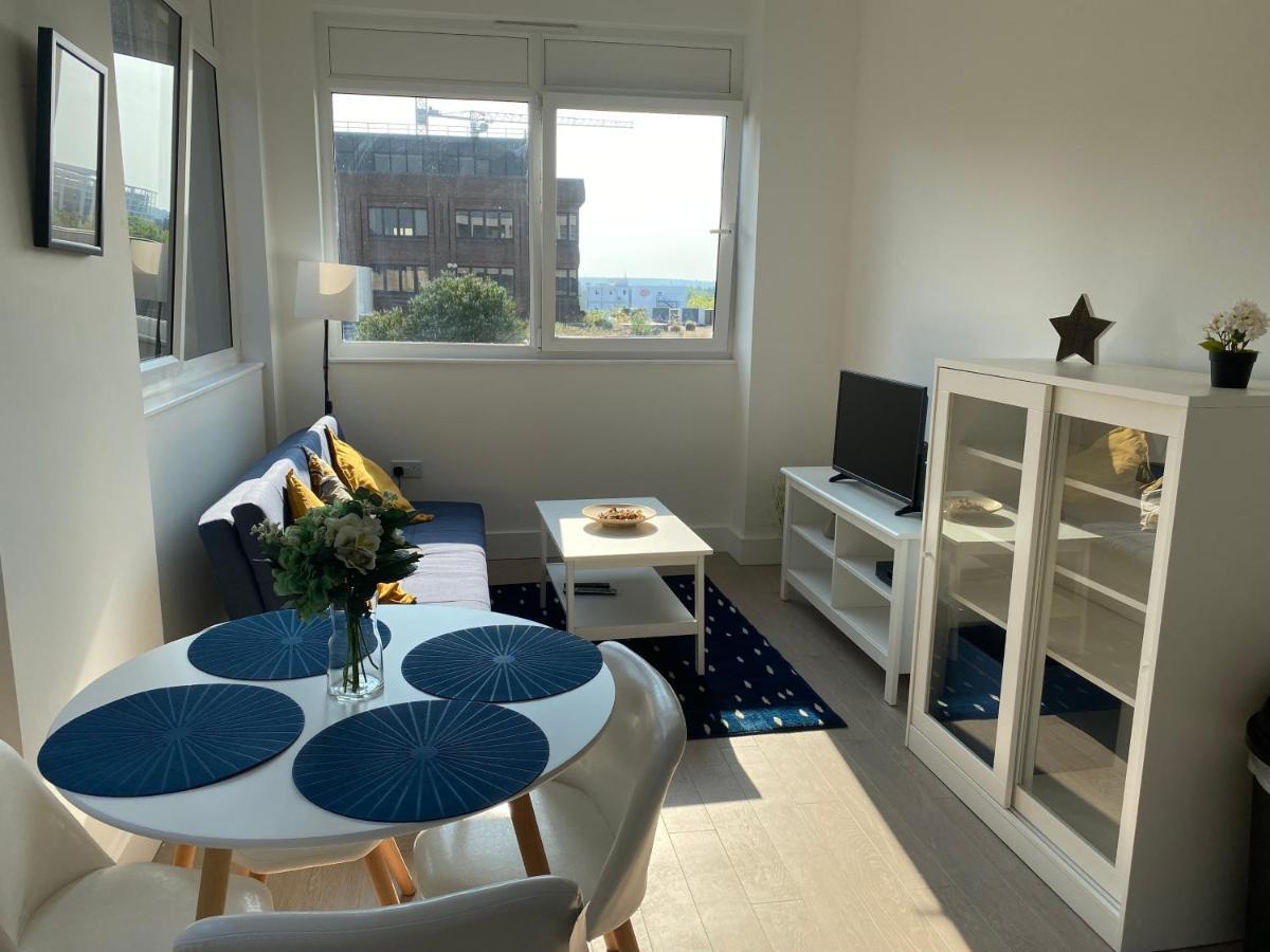 Central Location, Parking, Wi-Fi, Modern Apartment Милтън Кейнс Екстериор снимка
