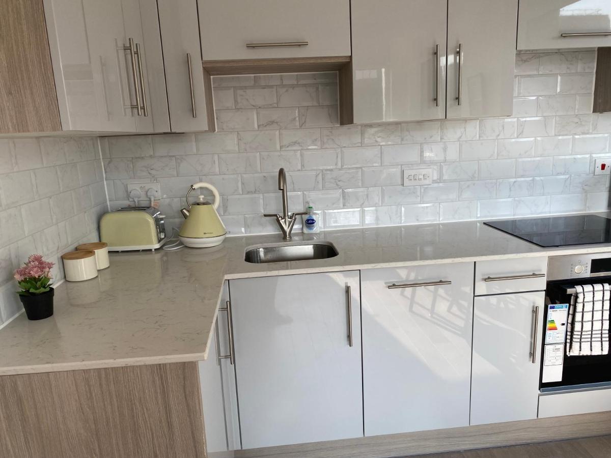 Central Location, Parking, Wi-Fi, Modern Apartment Милтън Кейнс Екстериор снимка